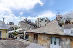 Blick auf eine Stadt mit Gebäuden in der Unterkunft Castelli's apartment for your holidays 15 in Genua