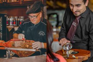 dos hombres en una cocina preparando un pavo en Hotel Ristorante La Pergola, en Magliano Sabina