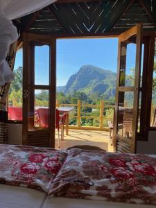 1 dormitorio con cama y vistas a la montaña en Eden View Ella - Tour options in the area en Ella