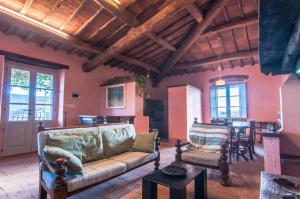 a living room with a couch and a table at Cottage Il Faldo in Paciano