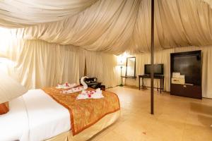 Fort JadhavGADH -A GADH Heritage Hotel客房内的一张或多张床位