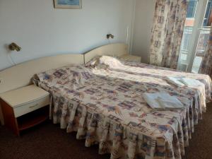 A bed or beds in a room at Family Hotel Elit