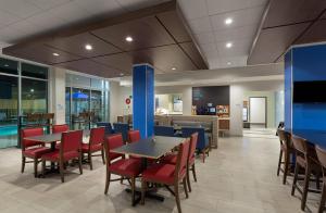 A restaurant or other place to eat at Holiday Inn Express - Lake Park, an IHG Hotel