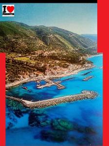 una vista aérea de una pequeña isla en el agua en CASA VACANZE CLIO - PISCIOTTA/PALINURO, en Pisciotta