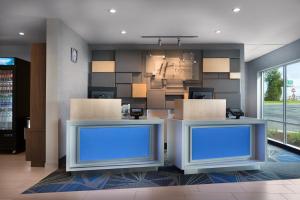 eine Lobby mit zwei großen Bildschirmen in einem Zimmer in der Unterkunft Holiday Inn Express - Lake Park, an IHG Hotel in Lake Park