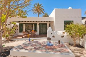 a white house with a statue in front of it at Finca la Crucita Haria Lanzarote By PVL in Haría
