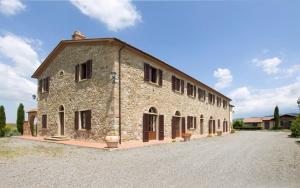 un grande edificio in pietra con molte finestre di San Giorgio Country Residence a Santa Luce