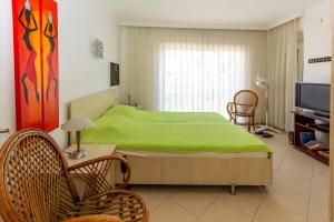 En eller flere senge i et værelse på Paradise Town Villa Beldora 100 MBPS free wifi