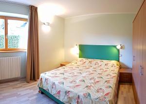 Posteľ alebo postele v izbe v ubytovaní Teresa Campi Apartments Lake view by Gardadomusmea