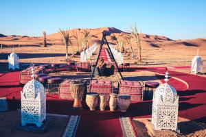 un grupo de cestas sobre una mesa en el desierto en Luxury Desert Camp Amanar en Merzouga