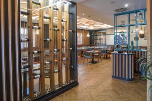 A restaurant or other place to eat at Barceló Granada Congress