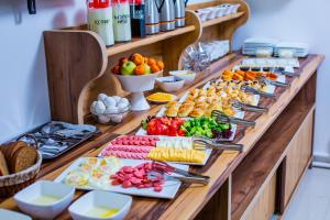 een buffet met veel verschillende soorten eten erop bij ART ECO HOTEL in Tasjkent