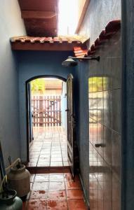 un ingresso a una casa con porta aperta di Casa Próximo Centro Itanhaém a Itanhaém