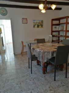 - une salle à manger avec une table et des chaises dans l'établissement Maison de Caractère, à Bustanico