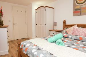 STYLISH 2 BEDROOM APARTMENT IN THE HEART OF GREENWICH tesisinde bir odada yatak veya yataklar