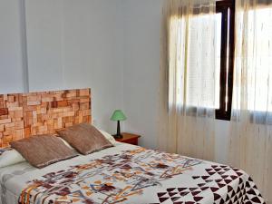 Ένα ή περισσότερα κρεβάτια σε δωμάτιο στο Apartment Calas Blancas by Interhome