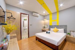 Cama ou camas em um quarto em Happy Day Riverside Hotel & Spa Danang by Haviland
