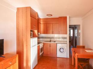 Η κουζίνα ή μικρή κουζίνα στο Apartment Calas Blancas by Interhome