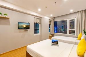 Cama ou camas em um quarto em Happy Day Riverside Hotel & Spa Danang by Haviland