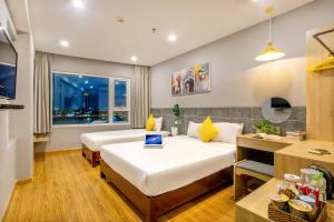 Cama ou camas em um quarto em Happy Day Riverside Hotel & Spa Danang by Haviland
