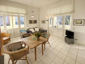 a living room with a table and chairs at Villa Caprivi - Ferienwohnung 5 in Heringsdorf