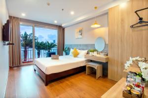 Cama ou camas em um quarto em Happy Day Riverside Hotel & Spa Danang by Haviland