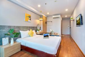 Cama ou camas em um quarto em Happy Day Riverside Hotel & Spa Danang by Haviland