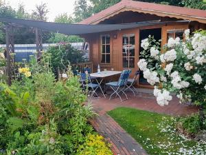 een huis met een tafel en stoelen in een tuin bij Apartment Ufen by Interhome in Hage