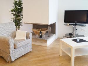 Μια τηλεόραση ή/και κέντρο ψυχαγωγίας στο Apartment Fontanilla by Interhome +29 φωτογραφίες