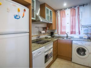 Kuhinja ili čajna kuhinja u objektu Apartment Jardines del Mar - Azahar by Interhome