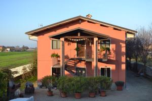 uma casa com uma varanda com plantas em El Garbin em Savigliano