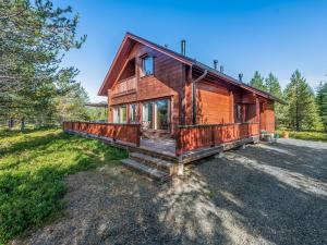 eine Blockhütte im Wald mit Auffahrt in der Unterkunft Holiday Home Lapinukonkäännös - incl- 1 ski pass by Interhome in Ruka
