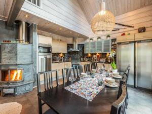 ein Esszimmer mit Tisch und Kamin in der Unterkunft Holiday Home Lapinukonkäännös - incl- 1 ski pass by Interhome in Ruka + 34 Fotos