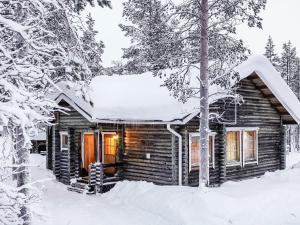 サーリセルカにあるHoliday Home Villemi by Interhomeの雪の丸太小屋