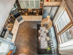 mit Blick auf einen Esstisch in der Küche in der Unterkunft Holiday Home Lapinukonkäännös - incl- 1 ski pass by Interhome in Ruka