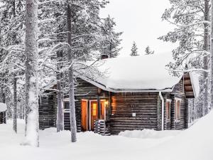 サーリセルカにあるHoliday Home Villemi by Interhomeの雪の丸太小屋
