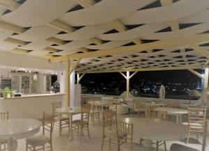 アダマスにあるThe White Suitesの天井のダイニングルーム(テーブル、椅子付)