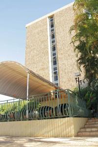 Um edifício com um monte de vasos à frente. em Hotel Veredas em Paracatu