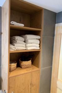 アデルボーデンにあるApartment Butterfly by Interhomeのバスルーム(タオル付)が備わる木製の棚