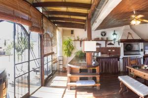 uma sala de estar com uma mesa e uma cozinha em CASA COLONIAL EN SALTA NUEVA y ANTIGUA em Salta