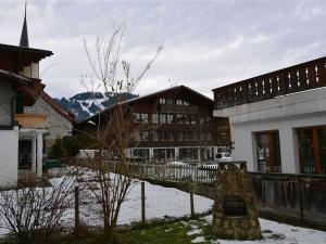 um edifício com uma cerca em frente a um edifício em Apartment Oehrli by Interhome em Gstaad