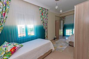 Un pat sau paturi într-o cameră la Paradise Town Villa Beltania 500 MBPS free wifi