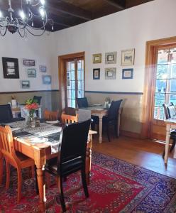 een eetkamer met een tafel en stoelen bij Haggards on Hilldrop in Newcastle