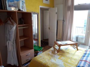 Homey Budget Bedroom客房内的一张或多张床位