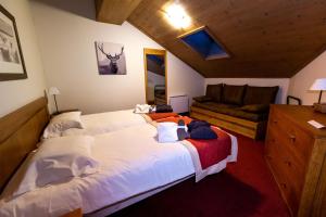 a bedroom with two beds and a couch at Bel Appartement spacieux 65m2 Les Arcs 1950 in Arc 1950