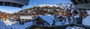 a view of a town with snow covered buildings at Bel Appartement spacieux 65m2 Les Arcs 1950 in Arc 1950