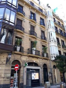 un edificio en una calle con una señal de stop en Casa Centro, en San Sebastián