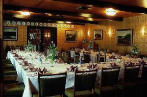 una gran sala de banquetes con mesas y sillas largas en St. Binderup Kro, en Store Binderup