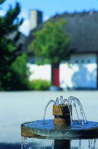 Store Binderup的住宿－聖賓德魯普克羅酒店，蓝色的喷泉,水从里面涌出来