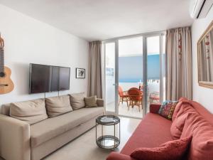 sala de estar con sofá y TV de pantalla plana en Apartment Carmen Vistamar by Interhome, en Estepona